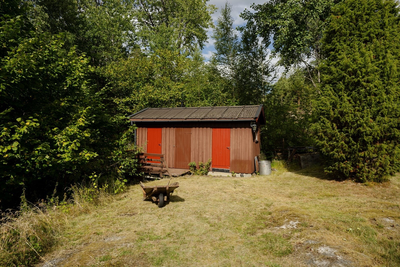 Bodbygget med to boder og en tidligere utedo til venstre. Galleribilde