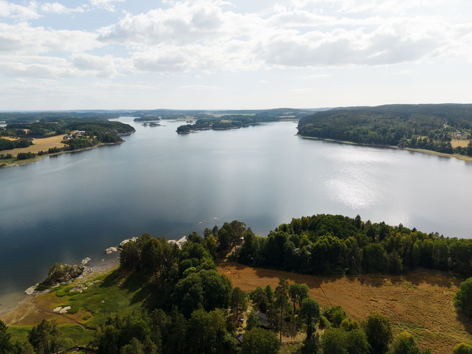 Om sommeren kan dagene fylles med turer, fiske, sykling og naturopplevelser, mens vinteren byr på både langrenn og alpint. Galleribilde