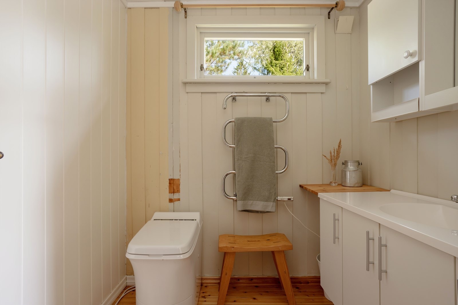 Badet i hytta er utstyrt med forbrenningstoalett og servant med vann fra pumpehuset. Det er ikke godkjent avløp fra hytta, det er anbefalinger om å utbedre dette for videre bruk. Galleribilde