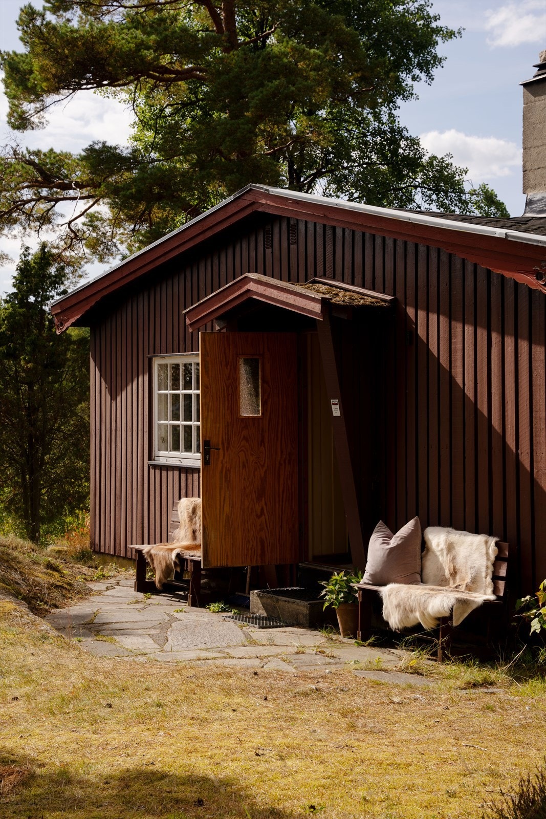Hytta er opprinnelig fra 1950 med tilbygg fra 1984 - Velholdt med stort potensiale for å skape sin egen hyttedrøm. Galleribilde