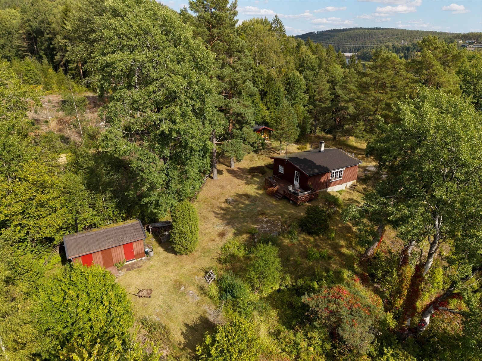 Bebyggelsen på tomten består av hytte, bodbygg og pumpehus. Galleribilde
