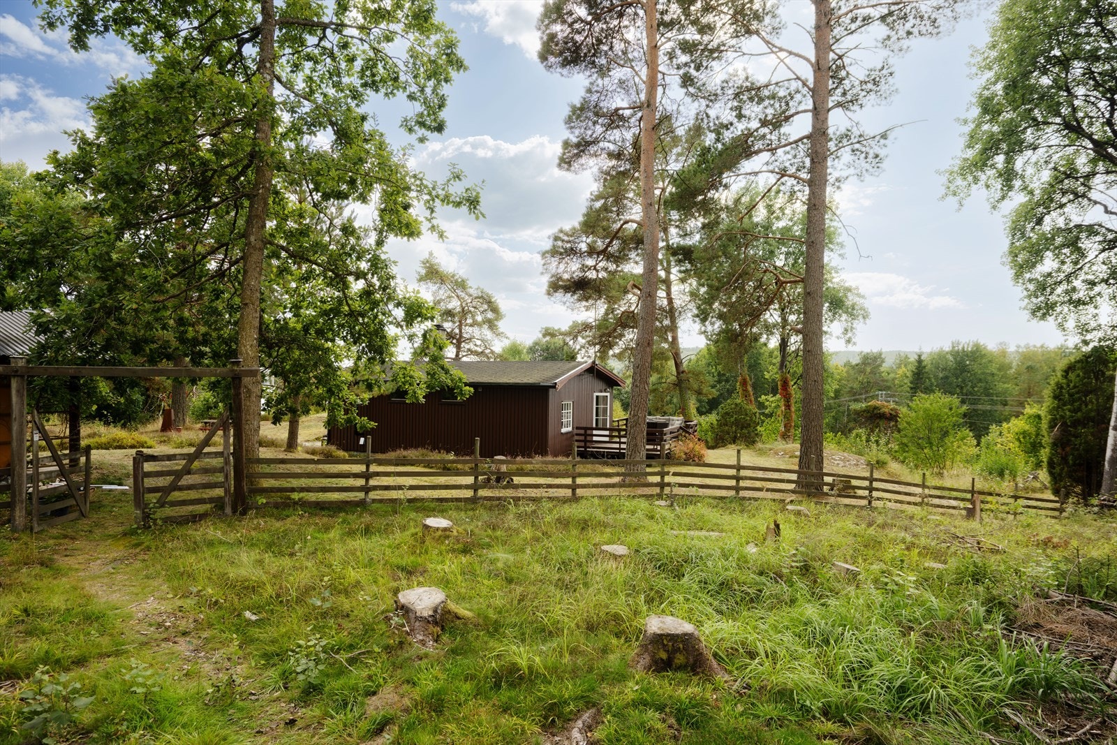 Adkomst til hytta med en sti fra parkeringen. Galleribilde