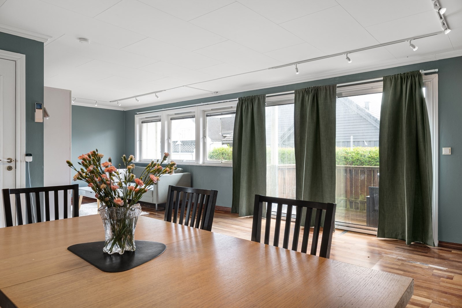 Store vindusflater og skyvedør til terrasse slipper inn rikelig med dagslys og gir en god romfølelse. Galleribilde