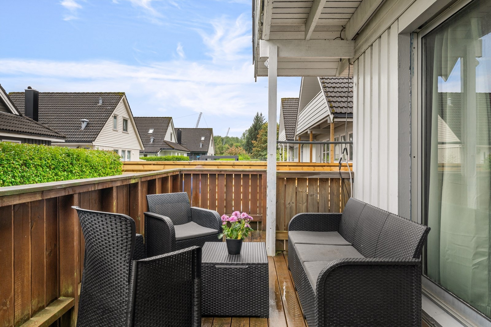 Fra stuen er det direkte utgang til en solrik terrasse med tilhørende hage og platting. Galleribilde