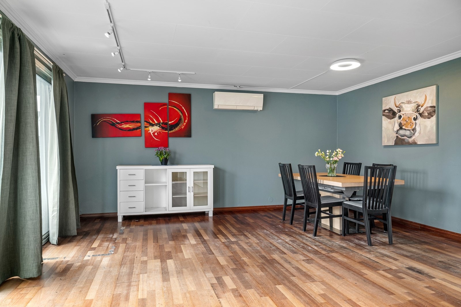 Romslig stue med god plass til både spisebord og sofagruppe. Galleribilde