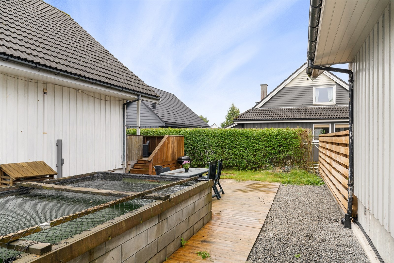 Etablert fiskedam på terrasseplattingen Galleribilde