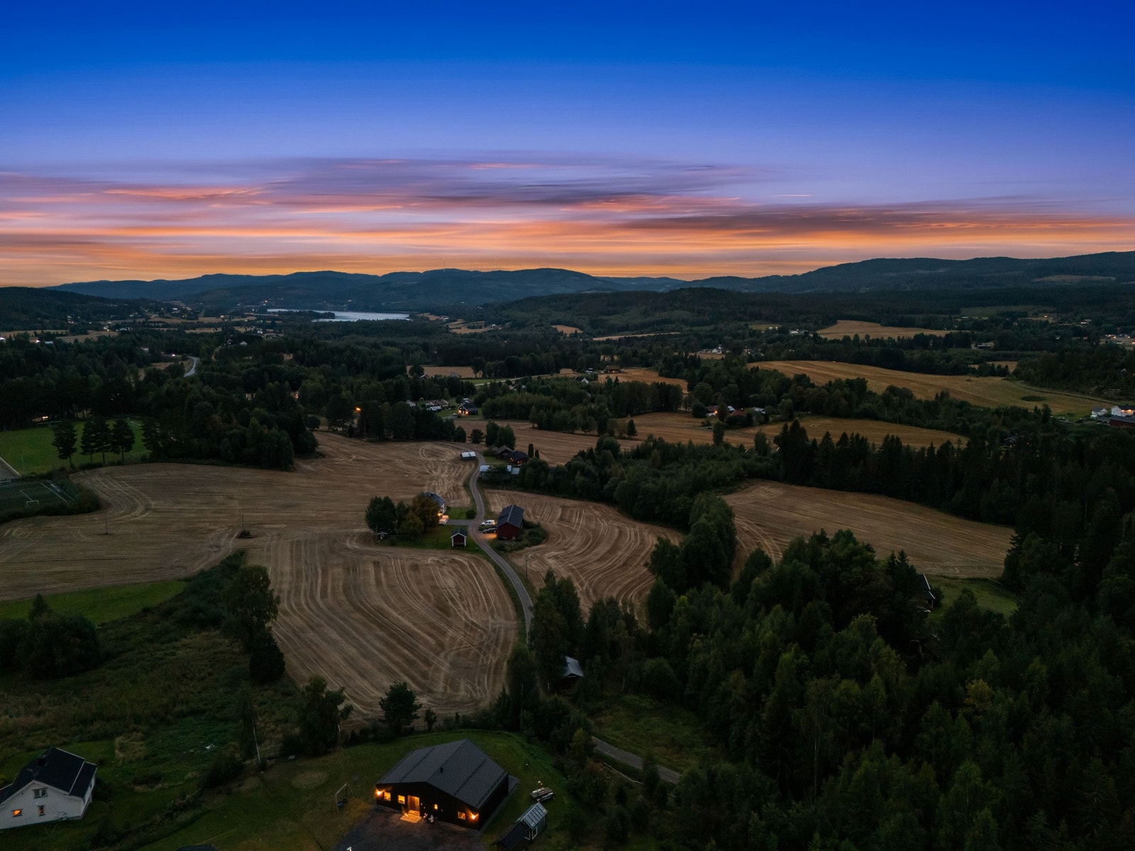 Fra høyden åpner landskapet seg med jorder, skog og bølgende åser - en herlig kontrast til en travel byhverdag. Galleribilde
