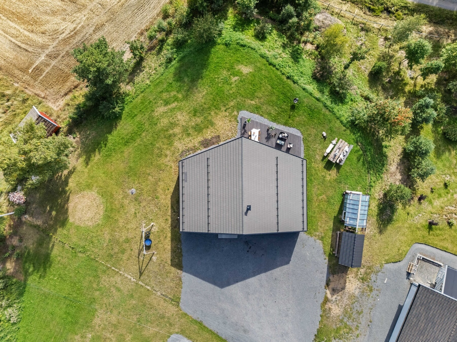 God plass er det ingen mangel på. Den ca. 1 697 m² store tomten gir luft rundt boligen og rikelig med areal til både lek, aktivitet og hageliv. Galleribilde