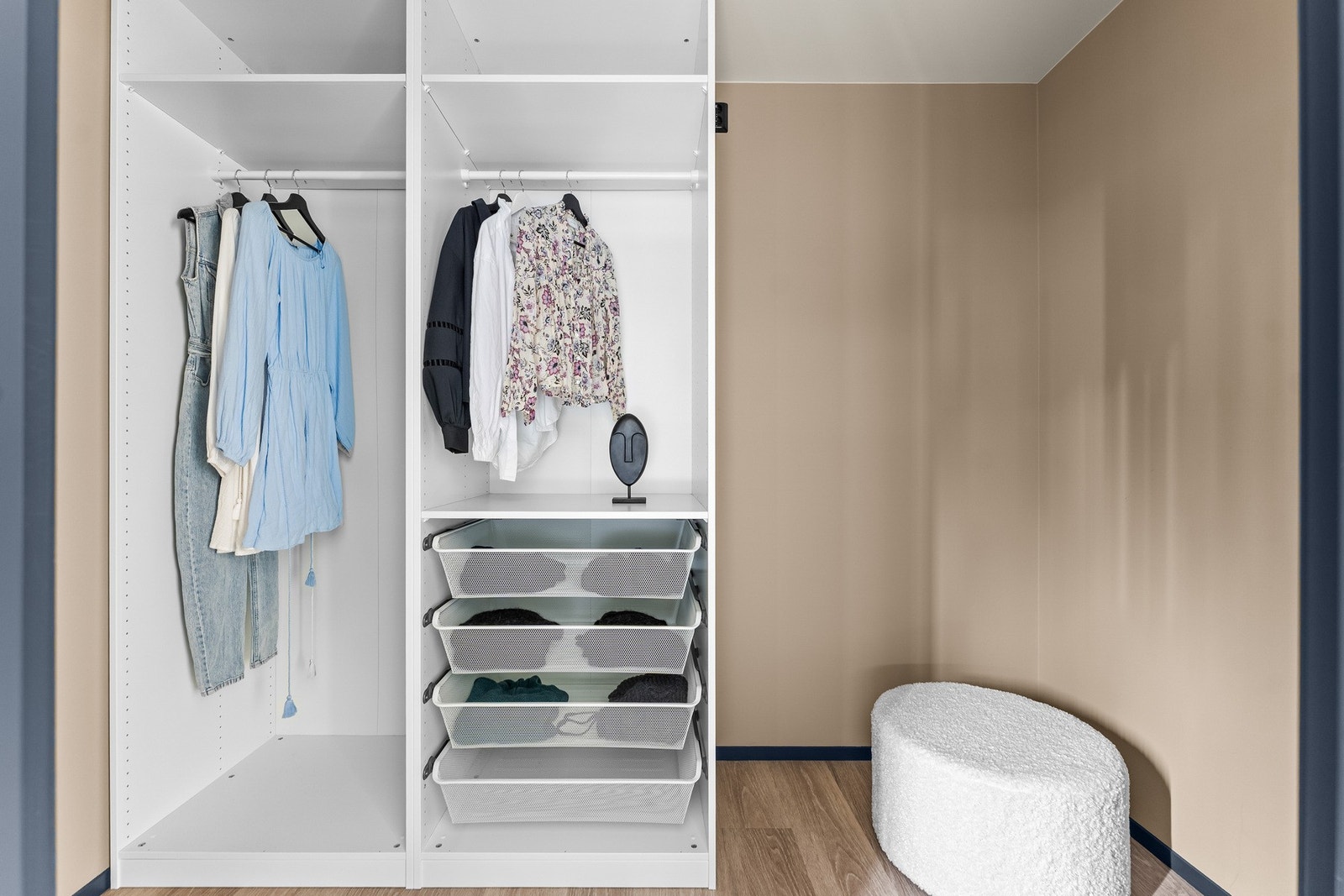 Egen walk-in closet gir klær og garderobe sin egen plass - og frigjør samtidig verdifull gulvplass på hovedsoverommet. Galleribilde