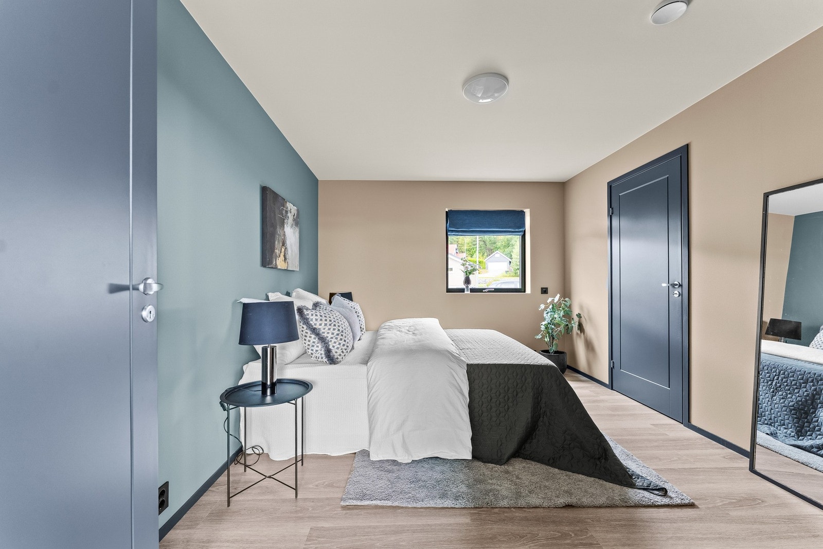 Hovedsoverommet er holdt i lune, avstemte farger og har den lille luksusen av egen walk-in closet. Galleribilde