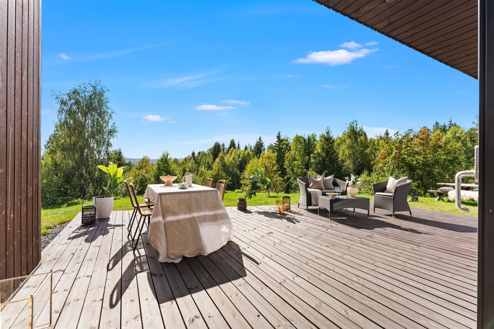 Bare å åpne døren - så fortsetter oppholdsrommet ut på en herlig terrasse på hele 36 m². Galleribilde
