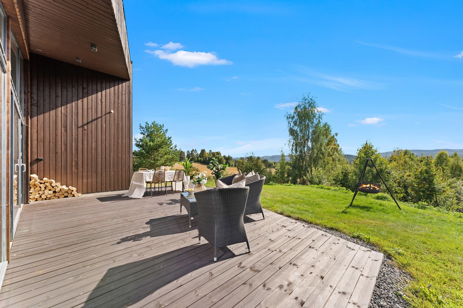 Her er det plass til lange sommermiddager, solsenger og flere sittegrupper, med hagen og det grønne landskapet som nærmeste kulisse. Galleribilde