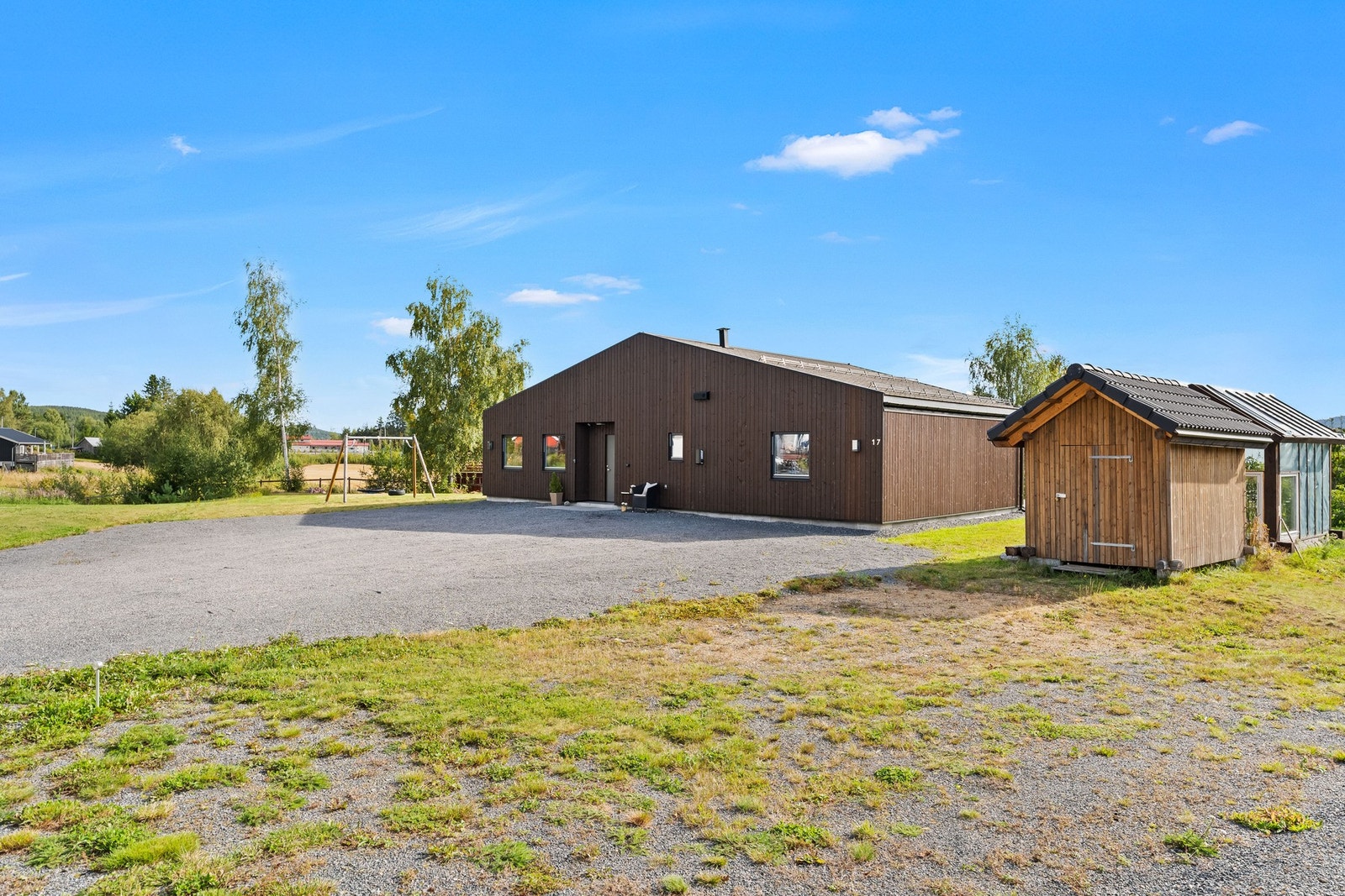 Den romslige, grusede gårdsplassen gir svært gode parkeringsmuligheter på egen grunn. Uteboden følger ikke handelen, men kan medfølge etter nærmere avtale. Galleribilde