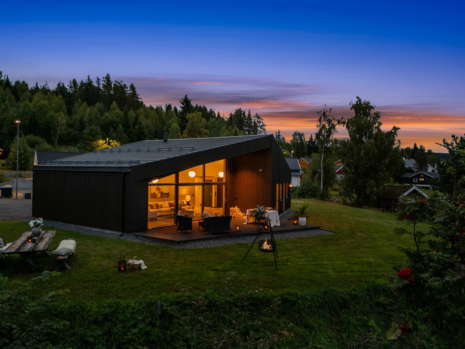 Et hjem som skiller seg ut - moderne arkitektur, store glassflater og en herlig beliggenhet med grøntarealer og natur rundt seg. Foto: Morten Eriksen Galleribilde