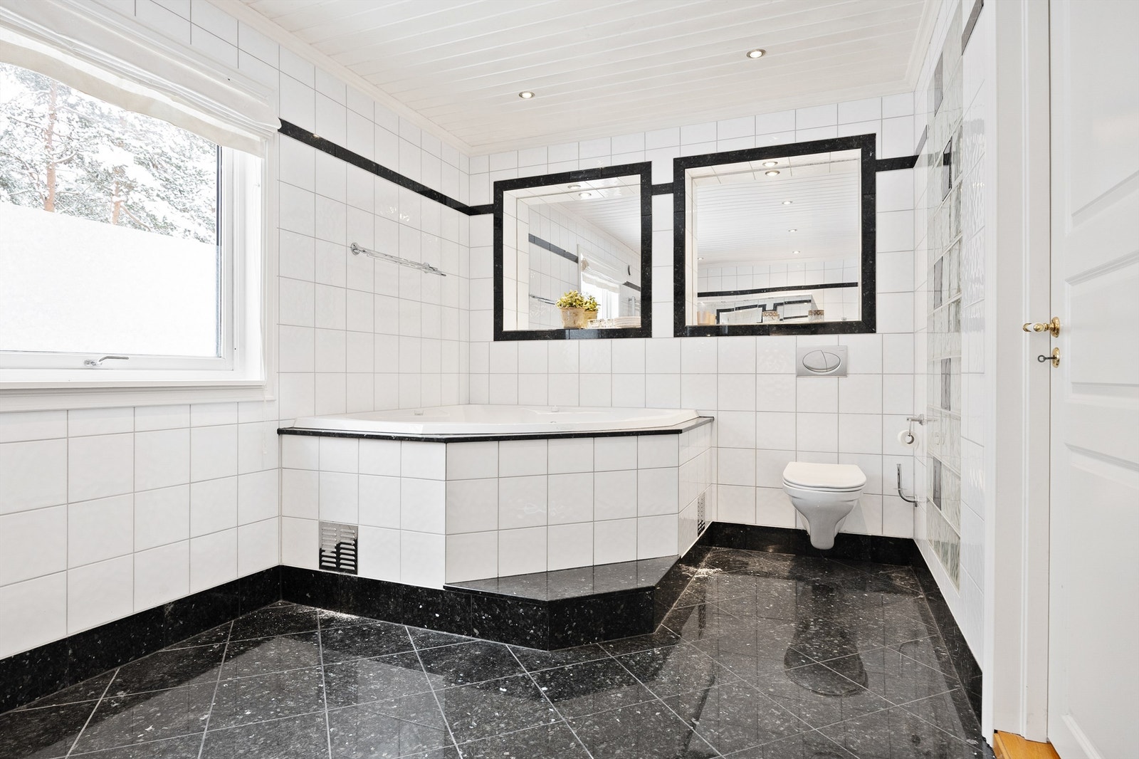 Badet er av god størrelse og har både innmurt badekar og dusjhjørne Galleribilde