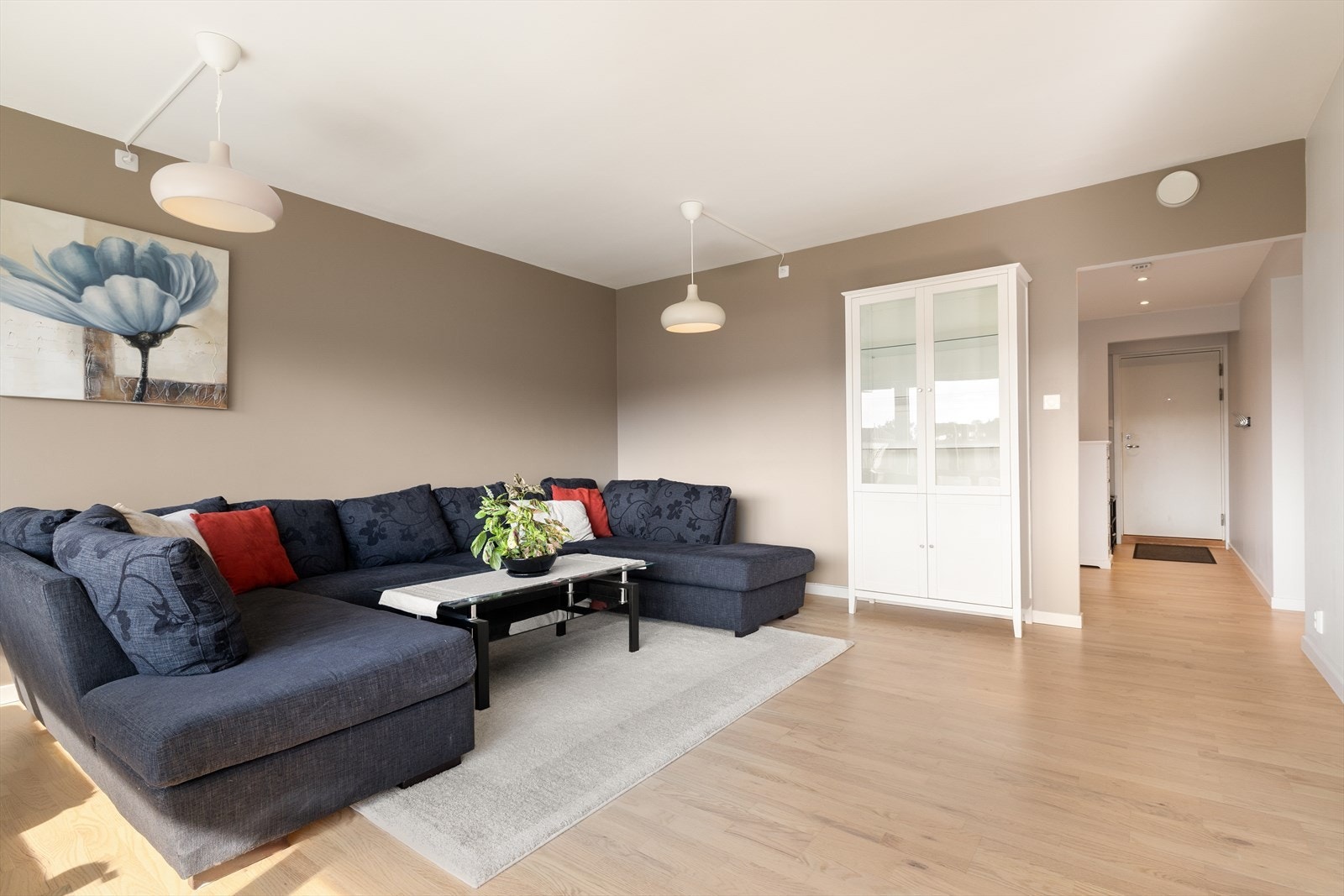 Veggene er malt i en moderne fargetone som harmonerer godt med laminatgulvet fra 2019. Galleribilde