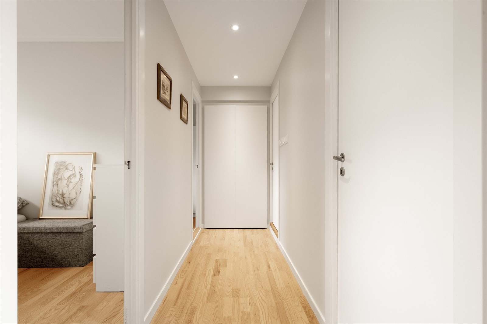 Legg merke til downlights i himling og garderobeløsning. Galleribilde