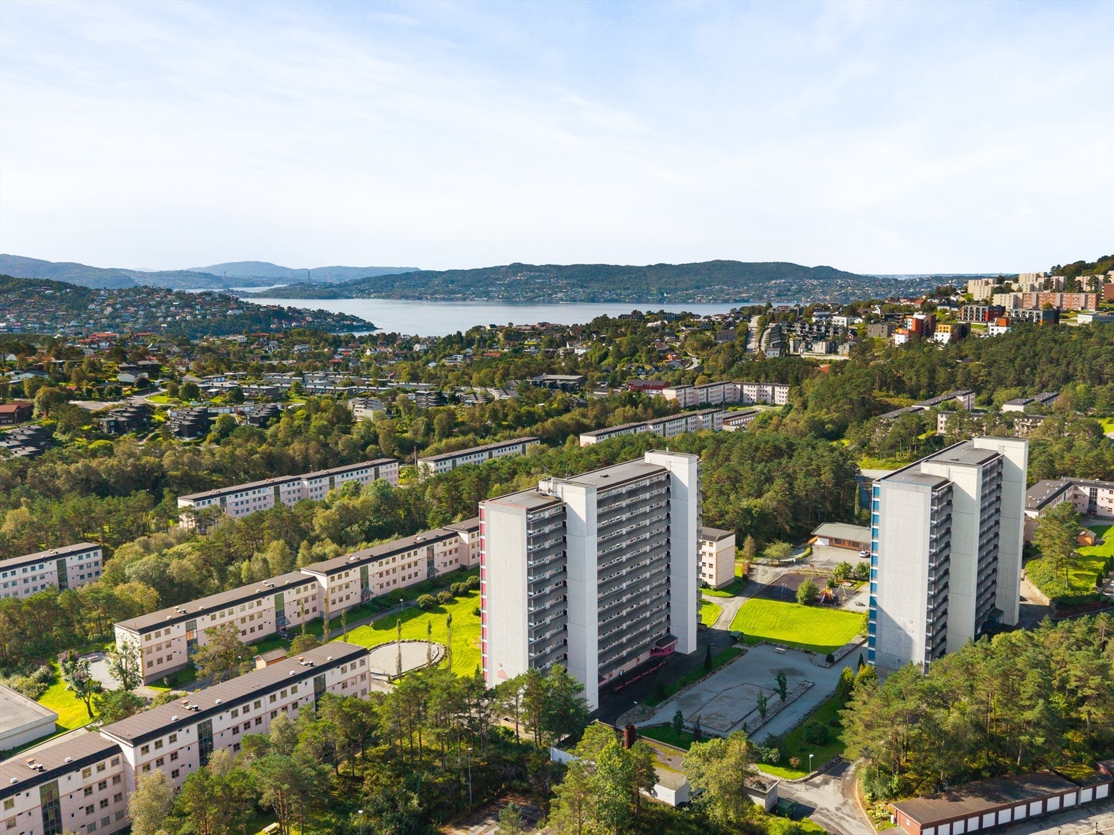 Leiligheten ligger svært sentralt på Ulset, med kort vei til butikker, kollektivtransport og flotte turområder. Galleribilde