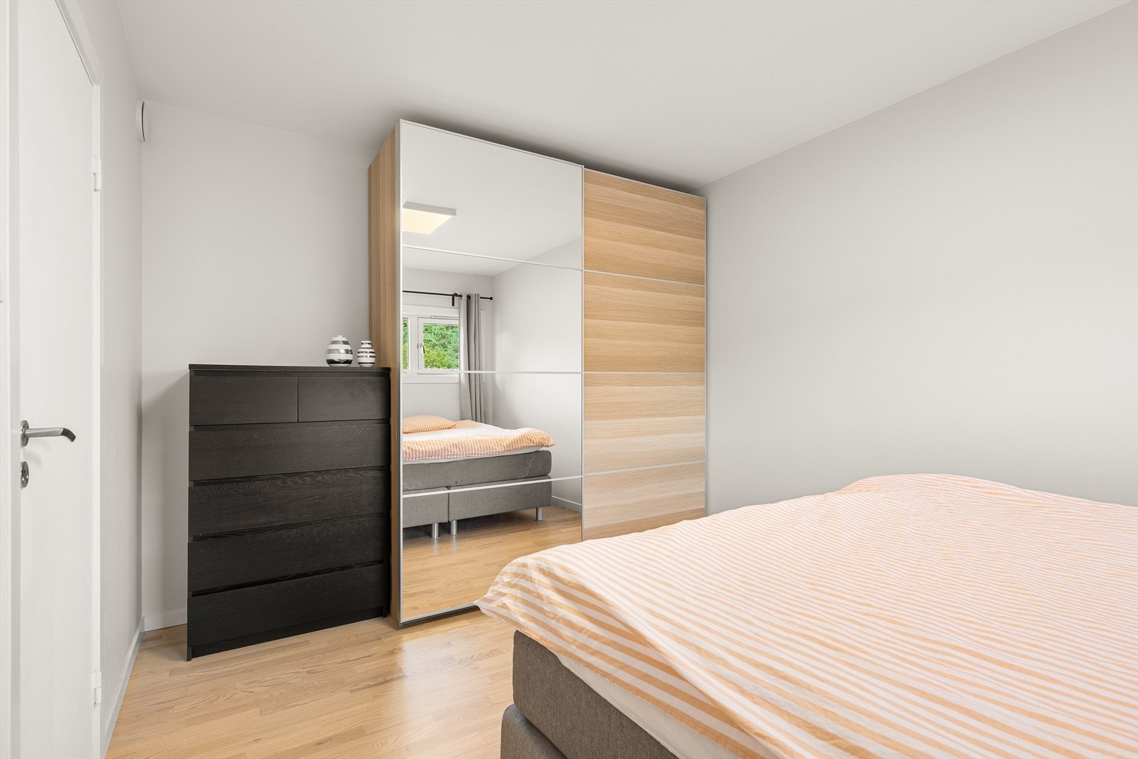 Soverommet har en praktisk skyvedørsgarderobe som medfølger. Galleribilde