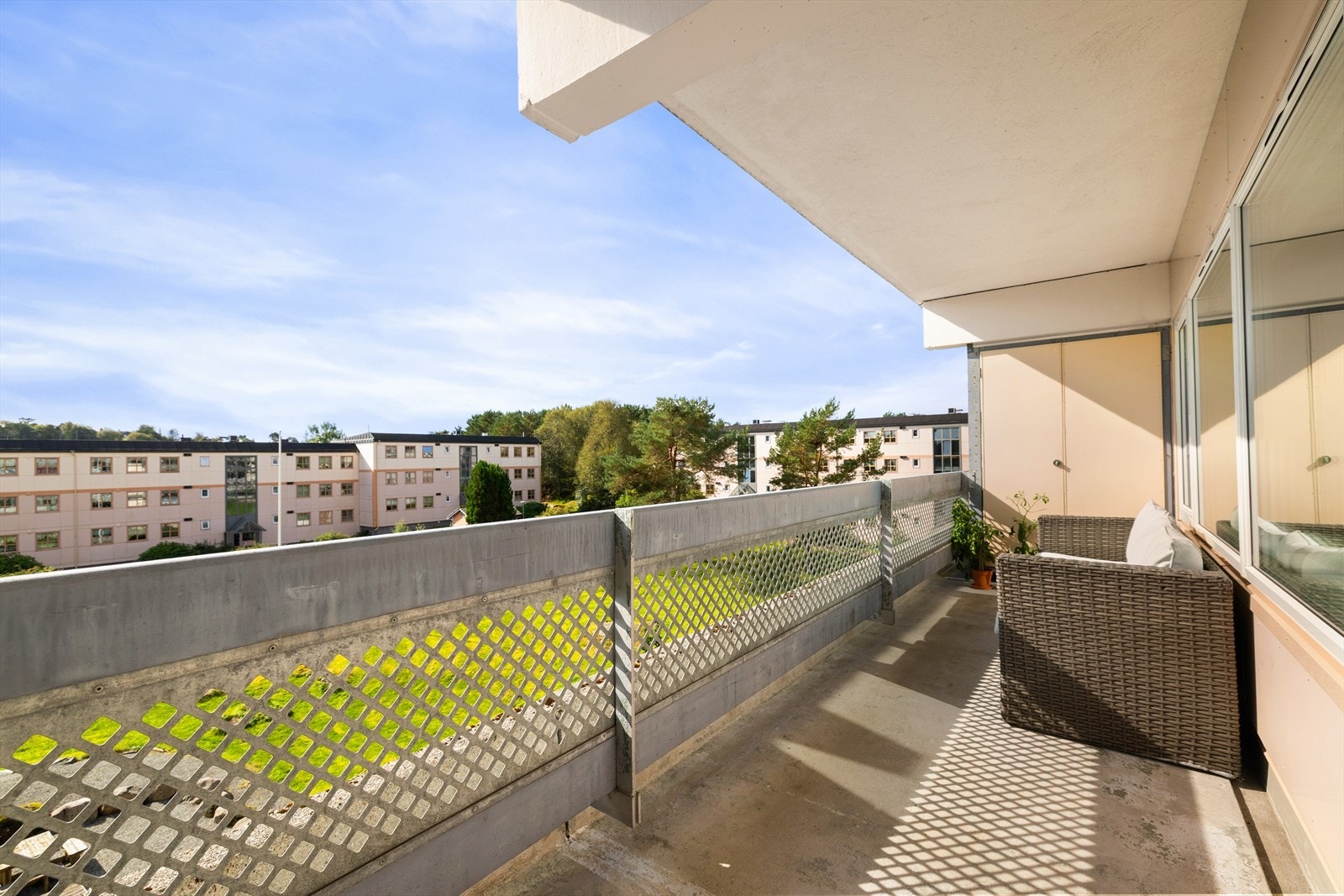 Balkongen er en fin forlengelse av oppholdsarealet, og det er god plass til å innrede med utemøblement. Galleribilde