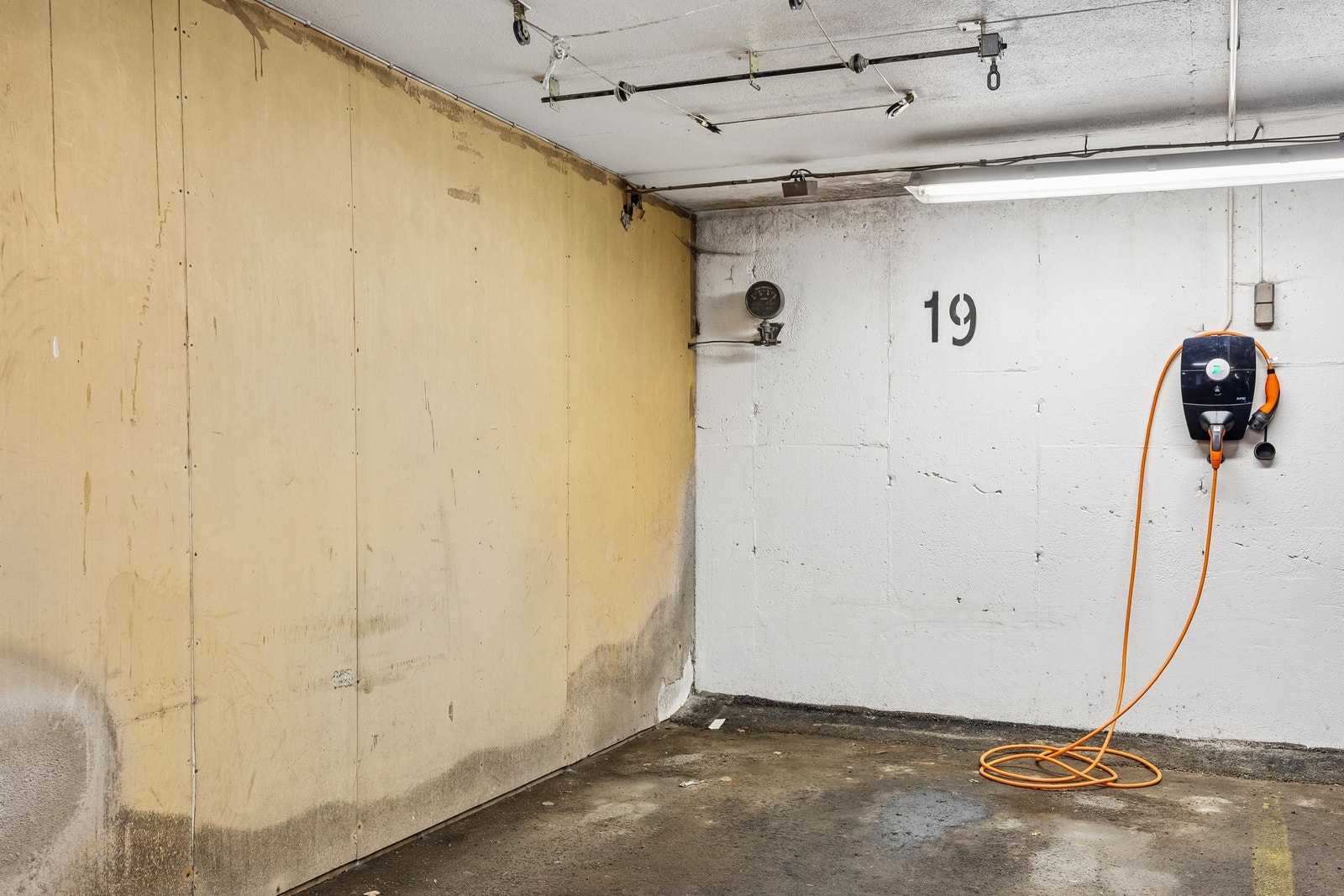 Garasjeplass med ladeboks Galleribilde