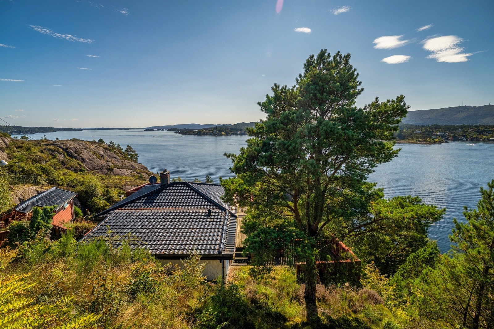 Store deler av eiendommen er bestående av naturtomt Galleribilde