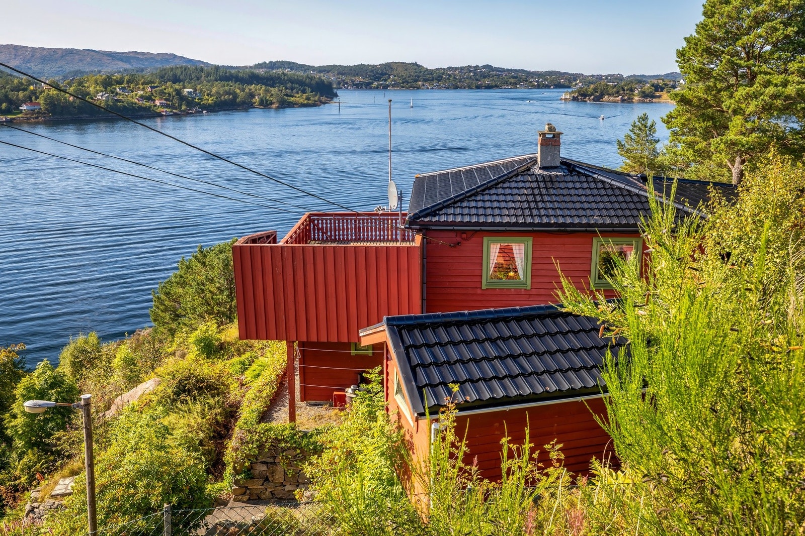 Huset er fint bygget inn i terrenget til tomten Galleribilde