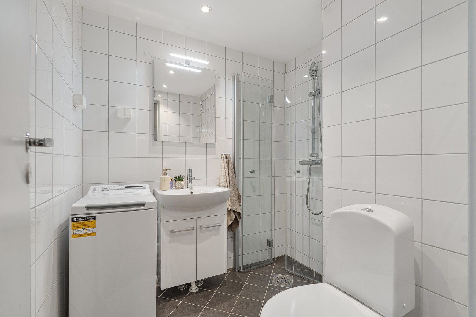 Plass til vaskemaskin (40 cm) Galleribilde