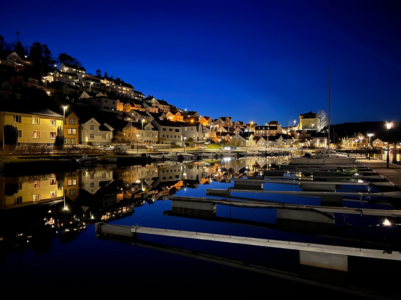 Kveldsstemning langs sjøfronten i Farsund Galleribilde