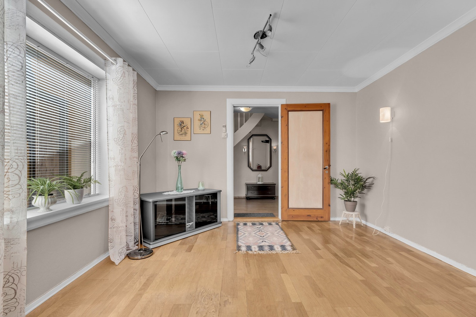 Romslig stue med parkett og fleksible møbleringsmuligheter Galleribilde