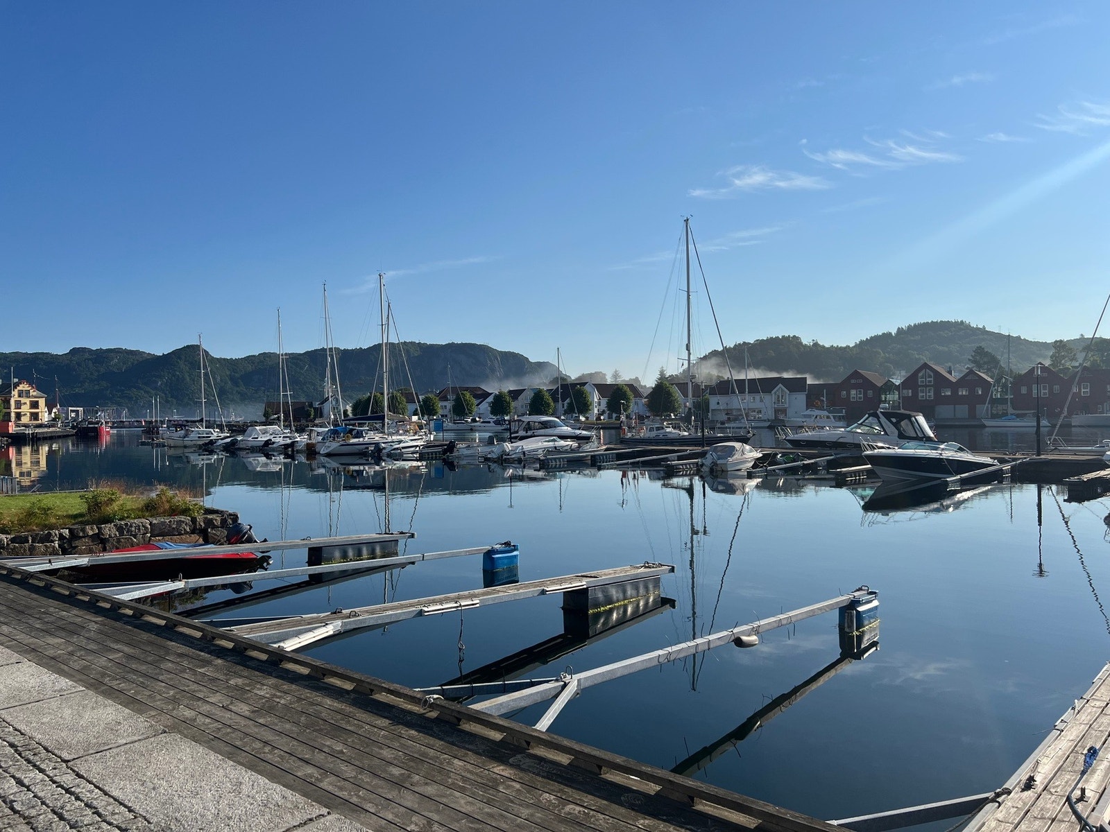 Her ligger alt til rette for det gode livet ved sjøen Galleribilde