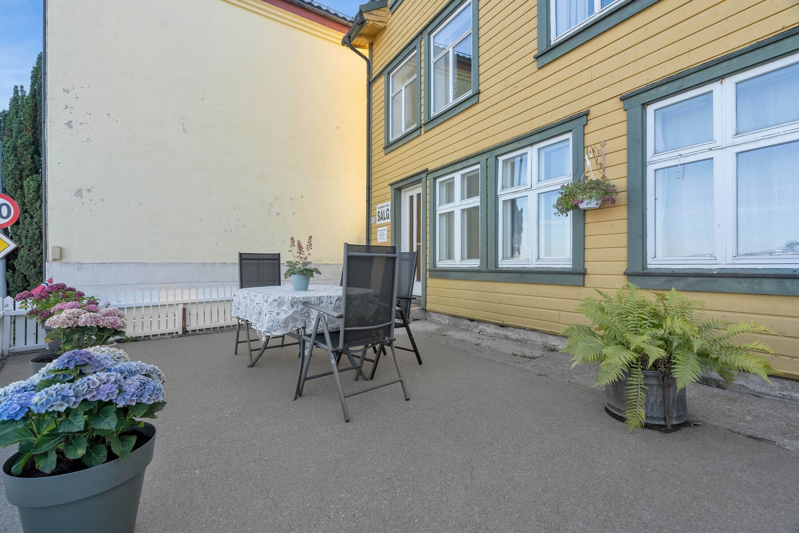 Hyggelig uteplass rett utenfor boligen Galleribilde
