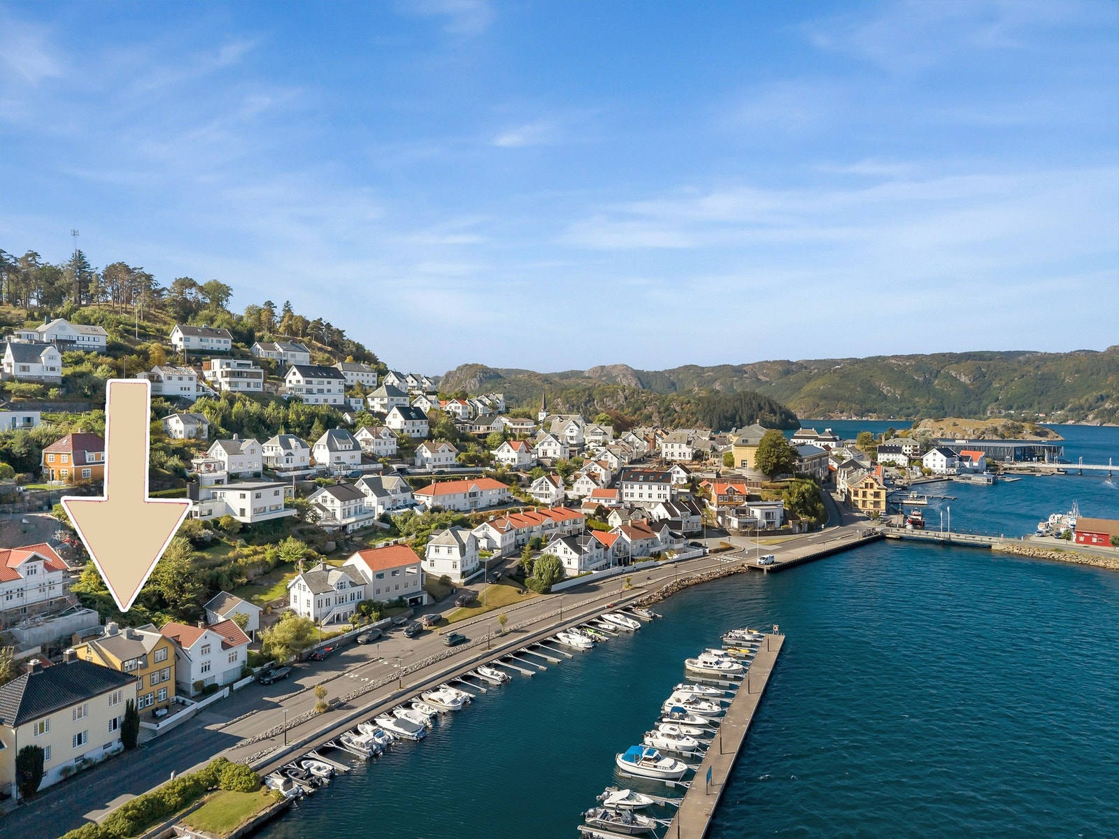Midt i Farsund med sjøen rett nedenfor Galleribilde