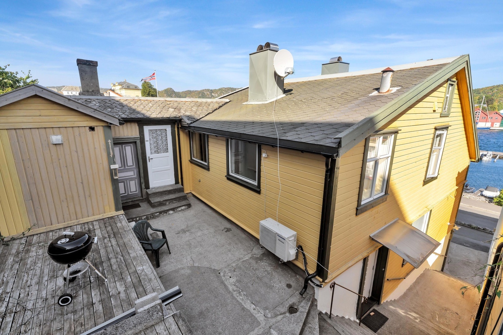 Skjermet gårdsrom med terrasse og flere bruksmuligheter Galleribilde