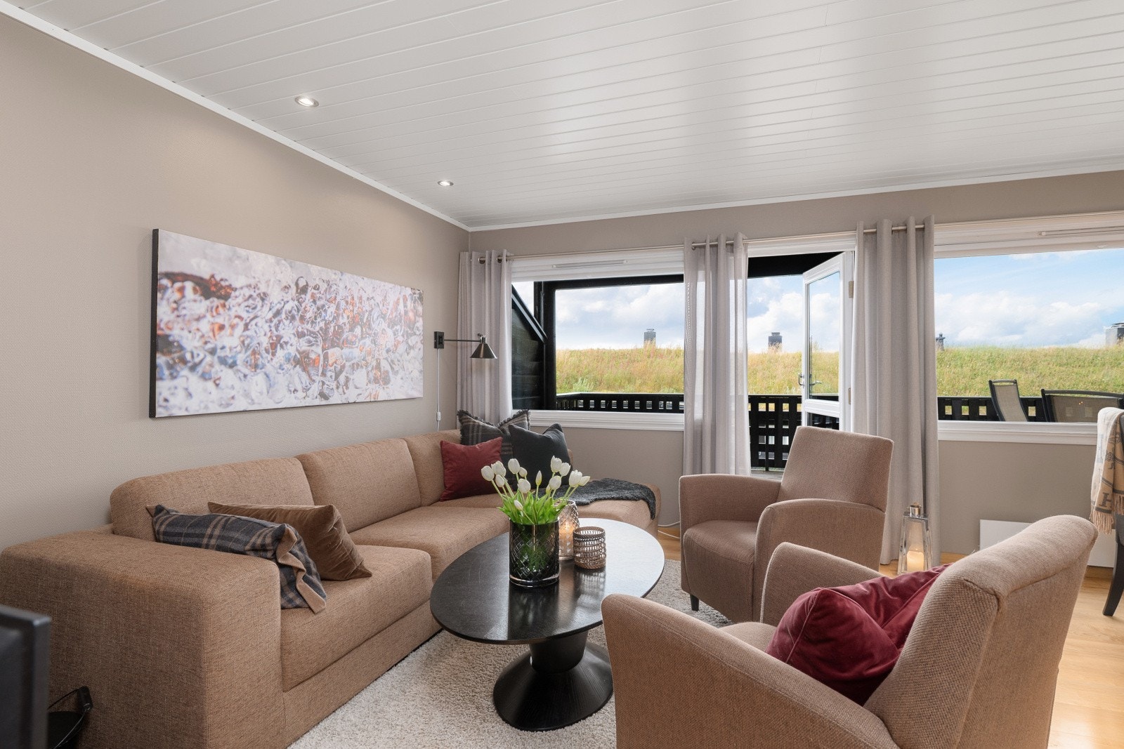 Stuen har god plass til en romslig sofagruppe i tillegg til spisebord. Galleribilde
