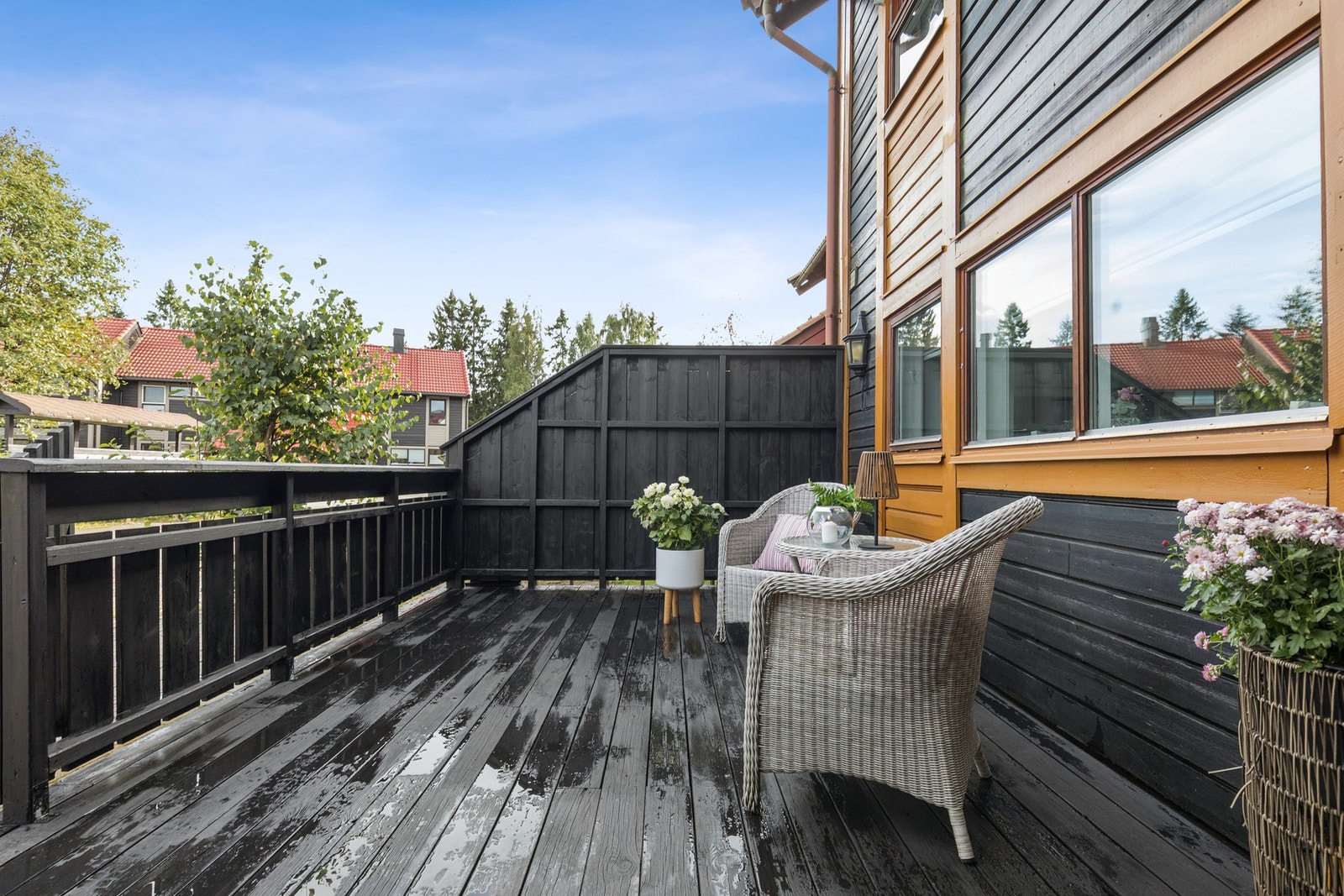 På motsatt side av boligen ligger ytterligere en skjermet terrasse med god plass til loungegruppe. Galleribilde