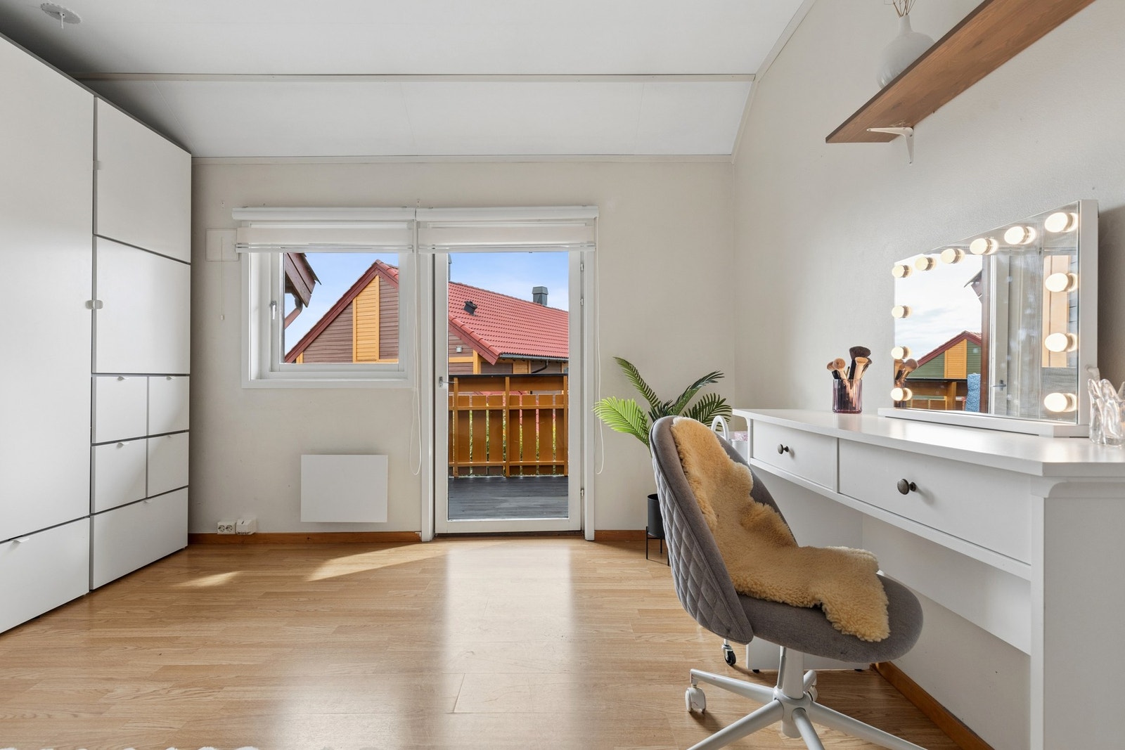 Fra ett av soverommene er det direkte utgang til en hyggelig balkong, som gir rommet en ekstra fin kvalitet. Galleribilde