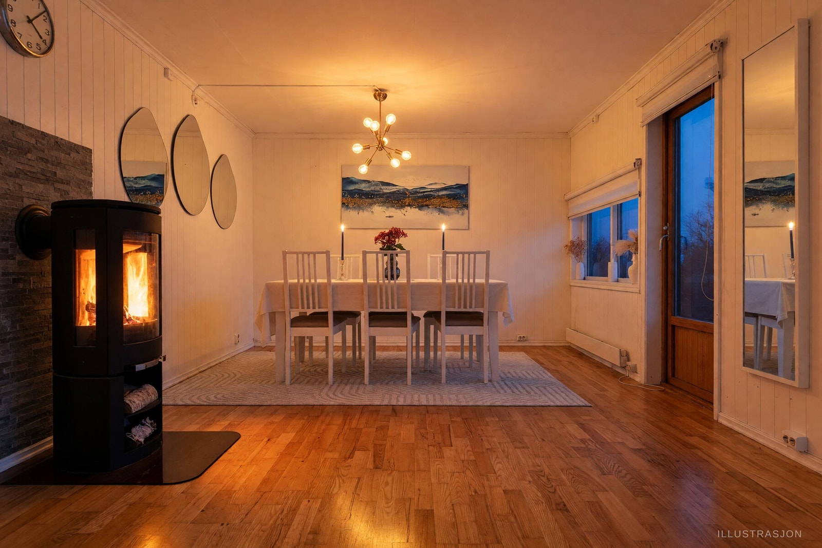 Fra stuen er det direkte utgang til en hyggelig og skjermet terrasse, som gir en fin forlengelse av oppholdsrommet i sommerhalvåret. Galleribilde