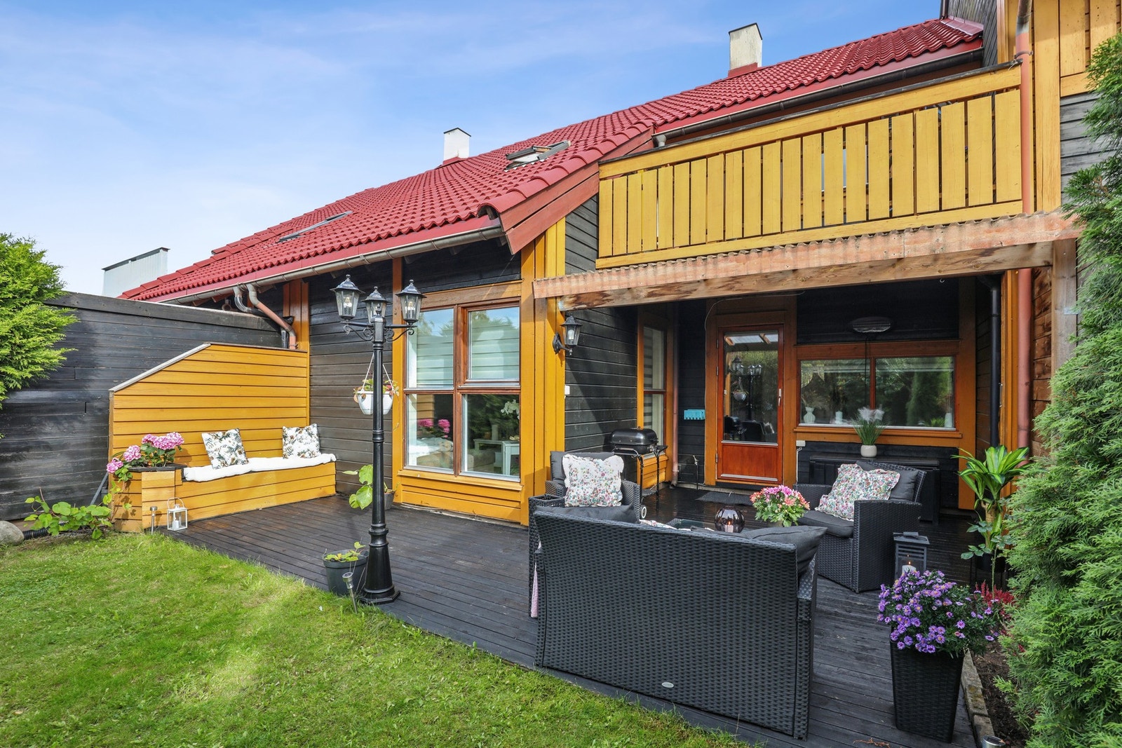 Eiendommen byr på flere hyggelige uteplasser som gir gode muligheter for å nyte utelivet gjennom dagen. Galleribilde