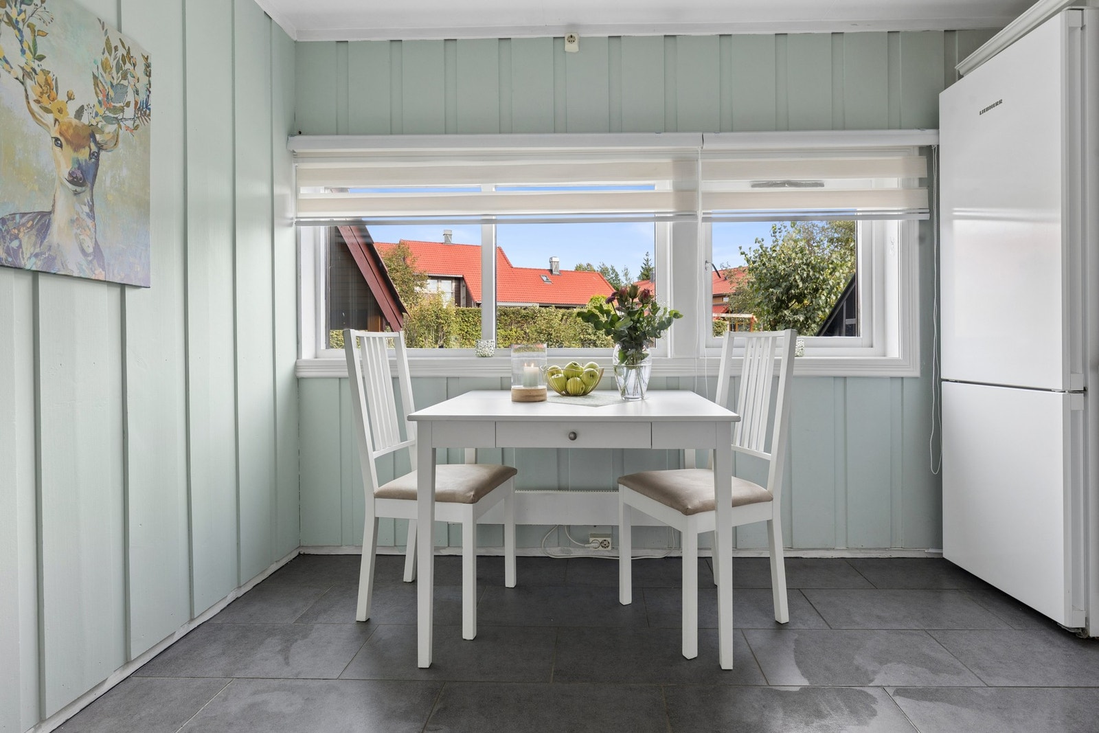 Store vindusflater sørger for godt med naturlig lys, og det er en hyggelig spiseplass ved vinduet. Galleribilde