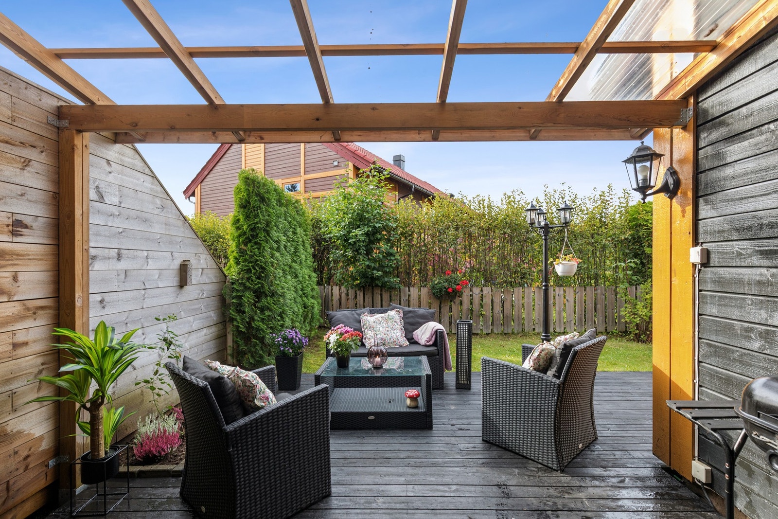 Fra stuen er det utgang til en romslig terrasse med plass til sittegruppe og utemøbler. Galleribilde