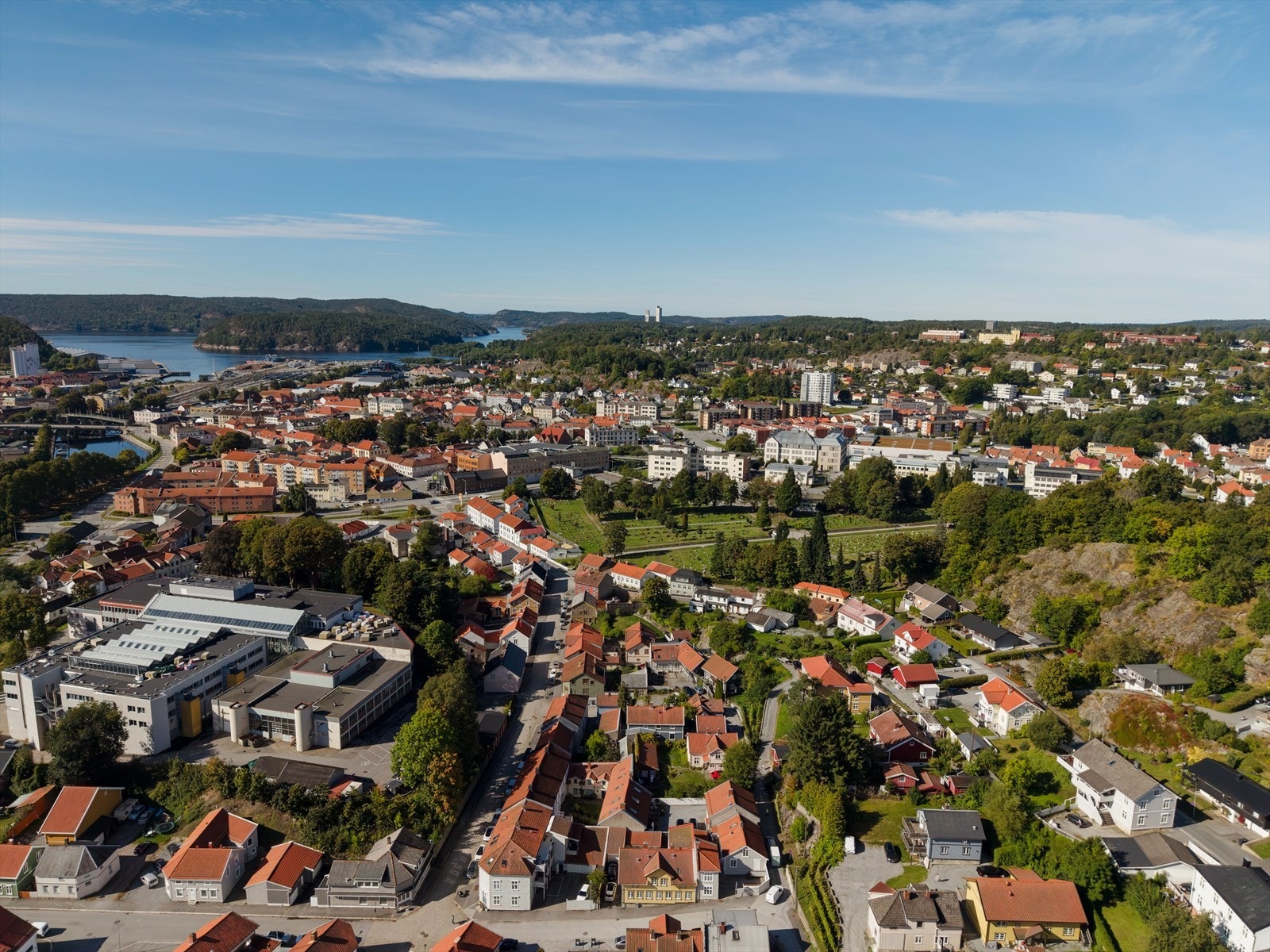 Sentral beliggenhet med gangavstand til skoler, butikker og Halden stasjon. Galleribilde