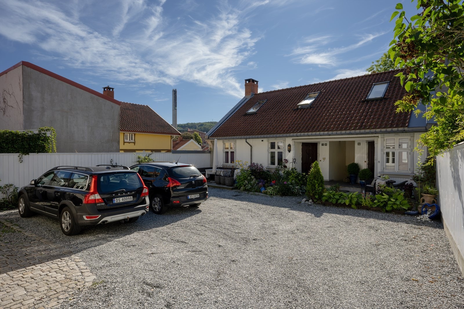 Felles tomt med oppstillingsplasser for bil på gårdstunet. Galleribilde