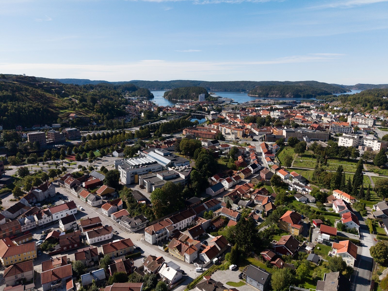 Fra Damhaugen spaserer du ned til Halden sentrum og havnen på få minutter. Galleribilde