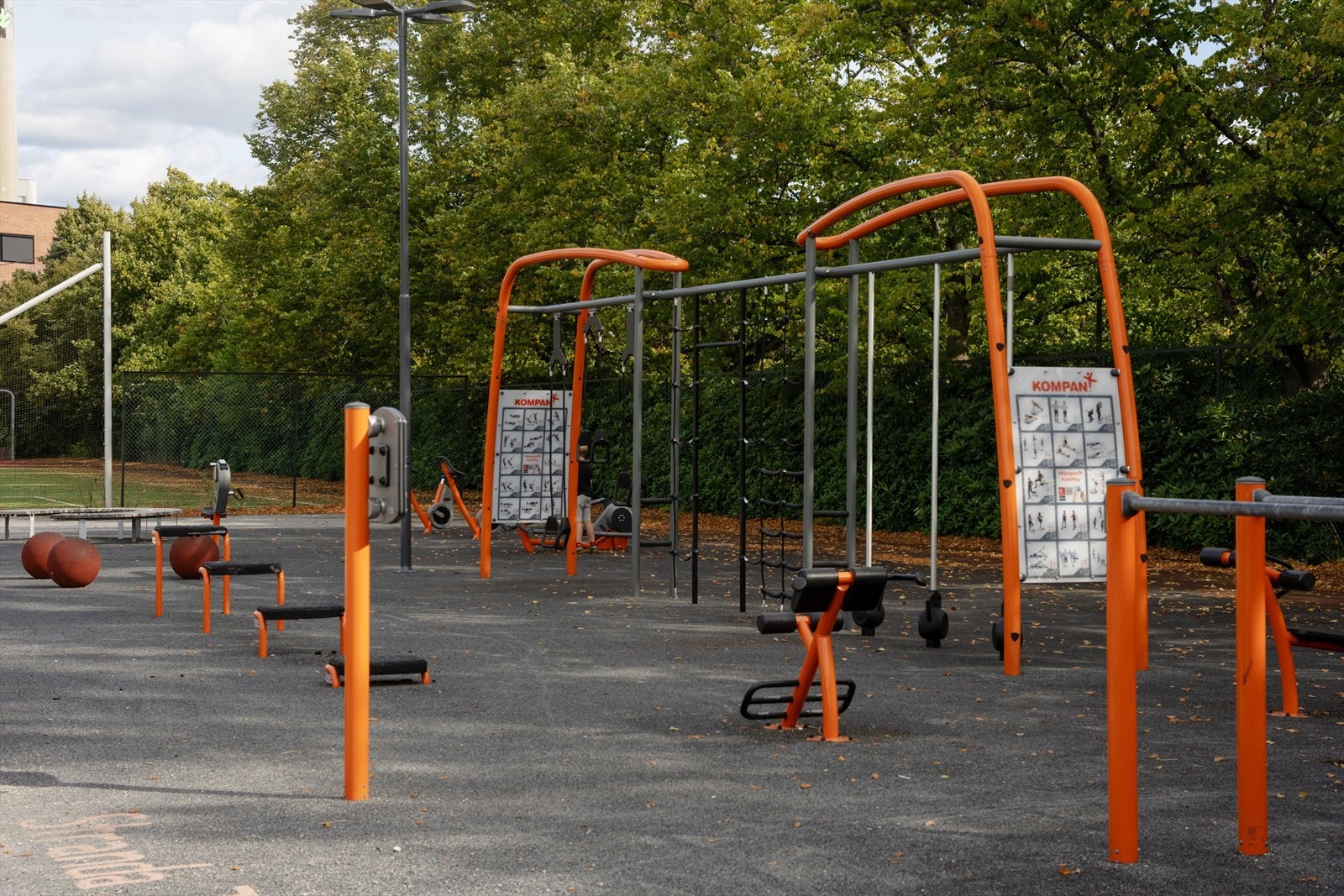 Stranda nærmiljøpark ligger like ved med utendørs treningsanlegg og ballbaner. Galleribilde