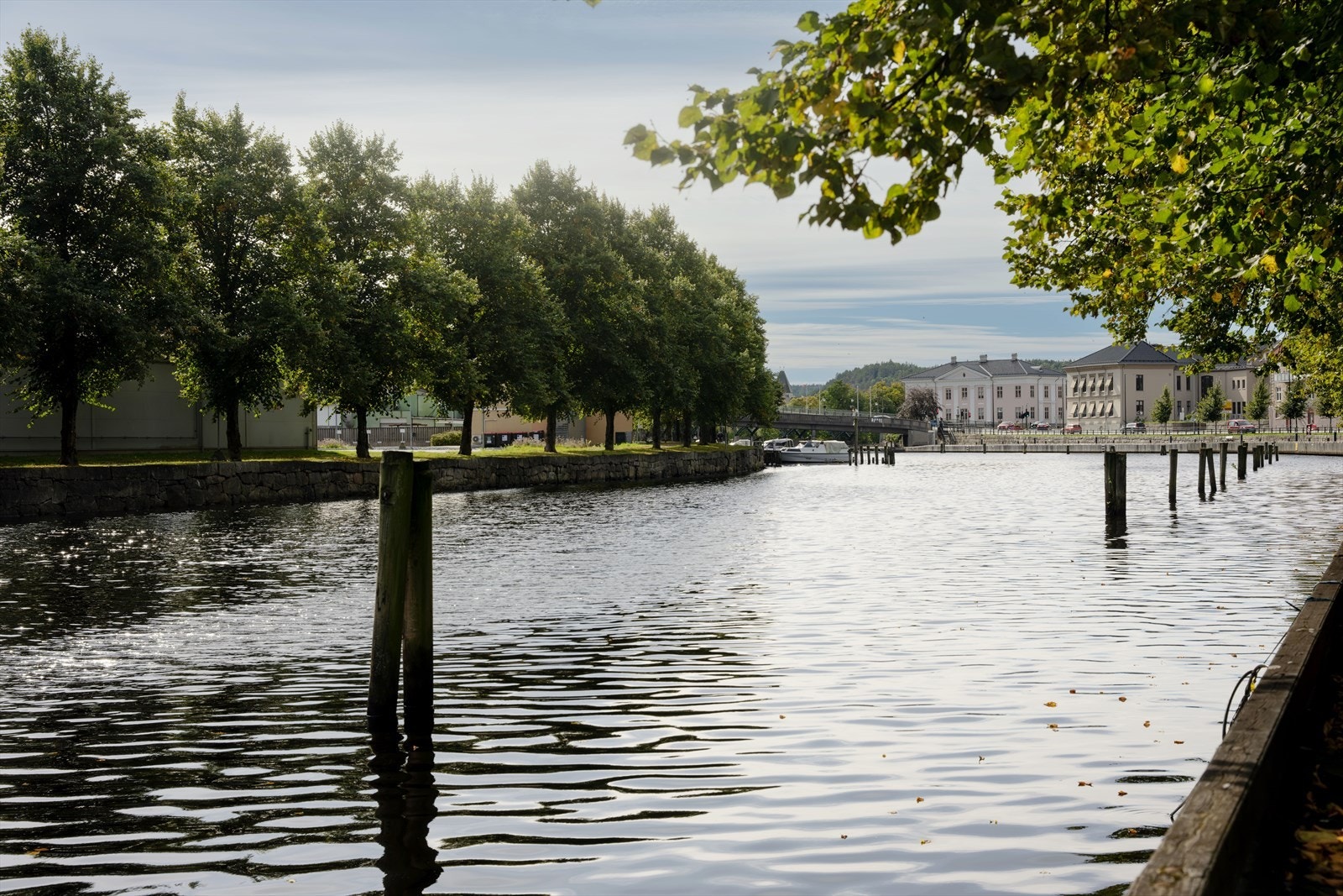 Elvemunningen og gjestehavnen ligger en kort spasertur unna. Galleribilde