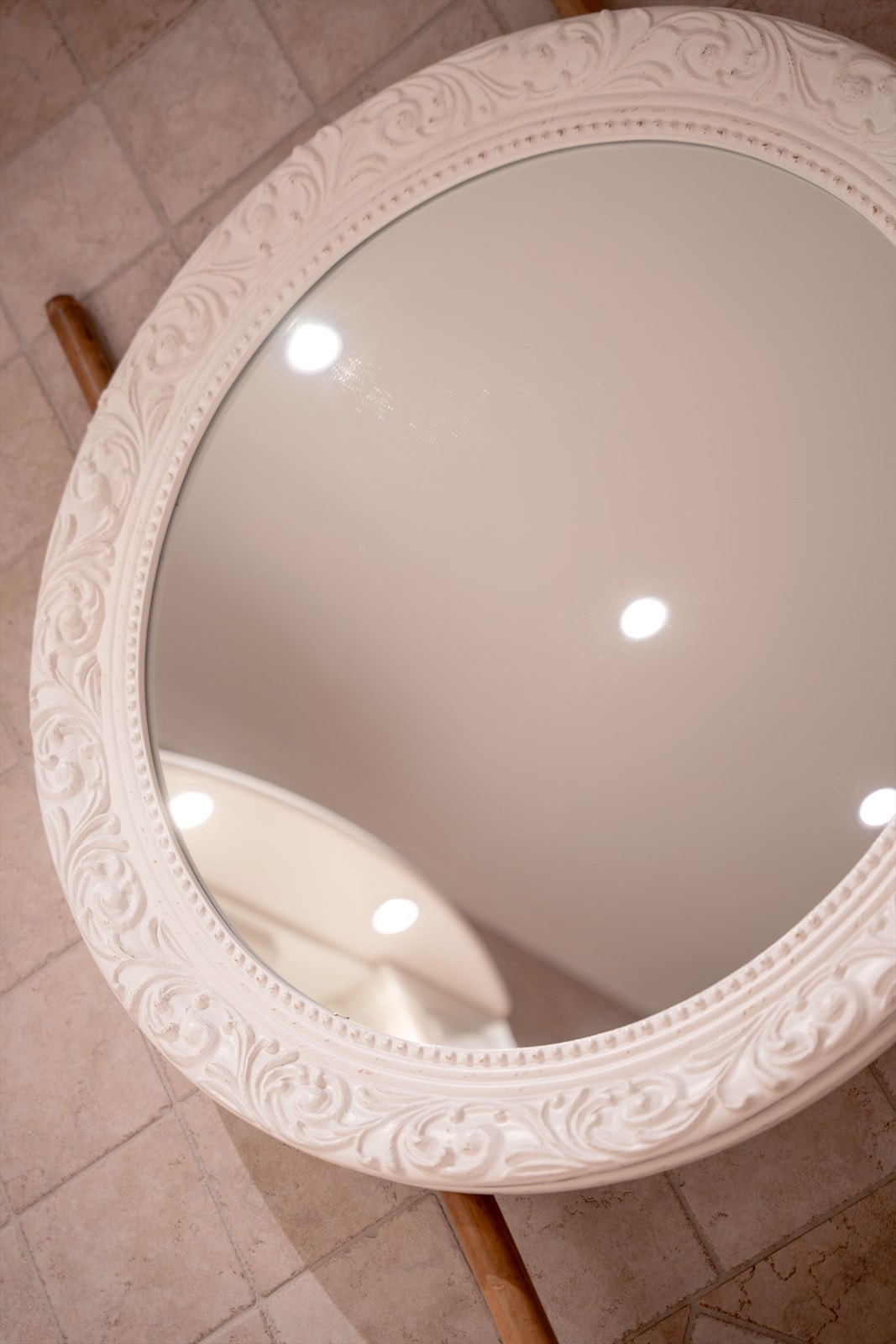Rommet har innfelte downlights i malt himling. Galleribilde