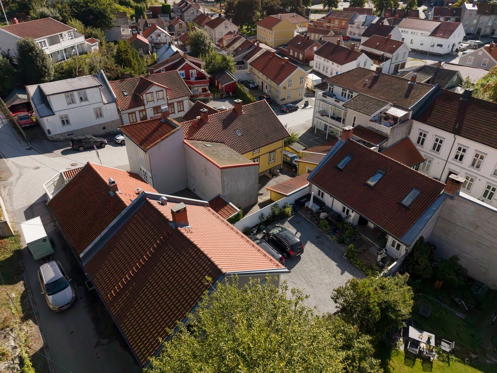 Eiendommen ligger lunt og tilbaketrukket i et etablert boligområde. Galleribilde