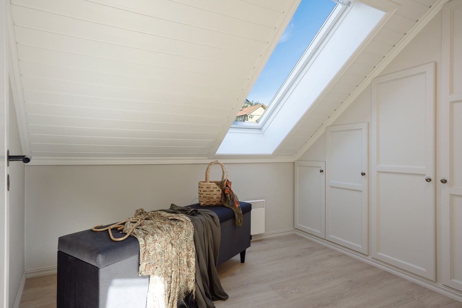 Garderobe og omkledningsrom med takvindu og rikelig med skapplass. Galleribilde