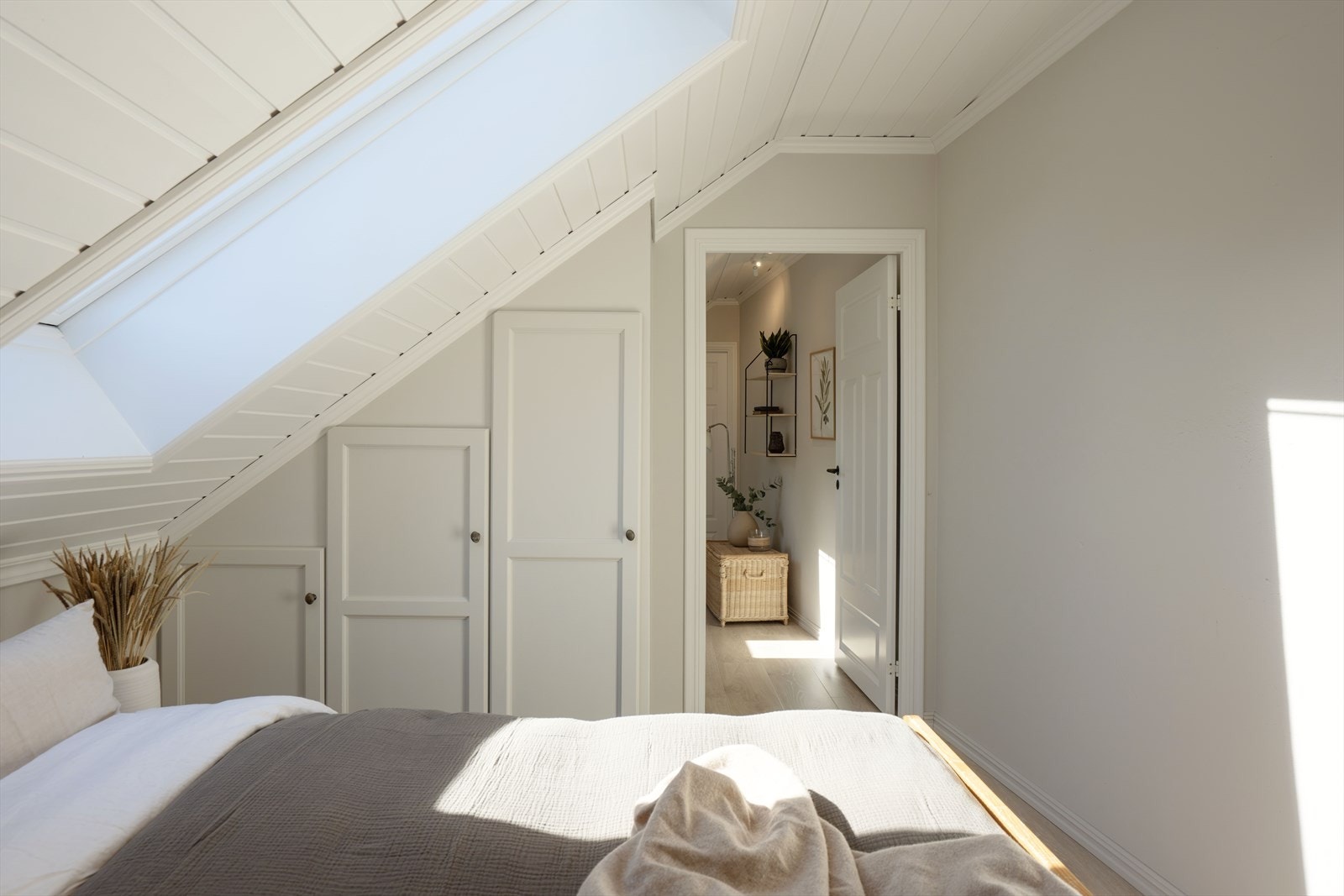 Plassbygde skap utnytter plassen under kneveggene optimalt. Galleribilde